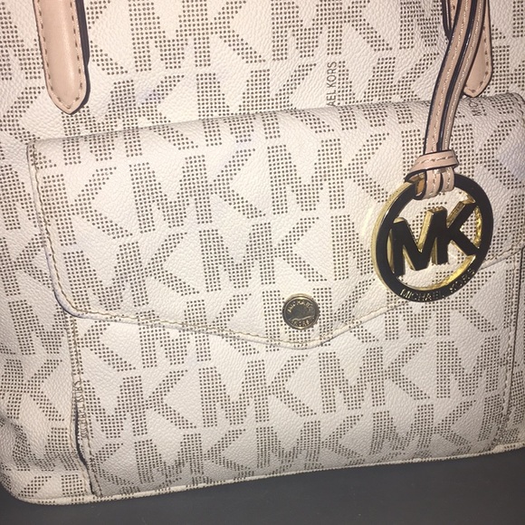 Michael Kors Signature Purse. - Picture 2 of 8